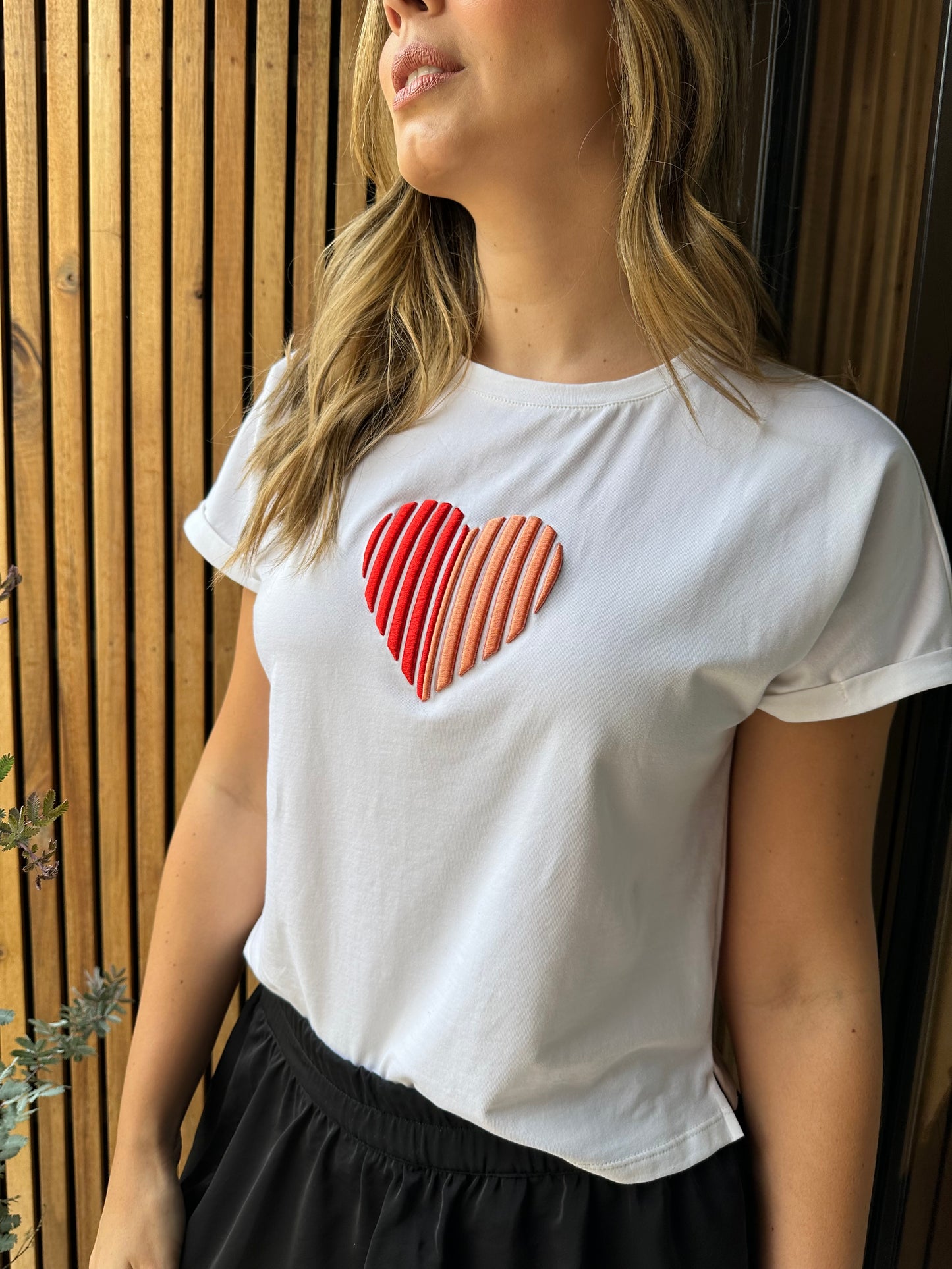 Camiseta bordada corazón relieve