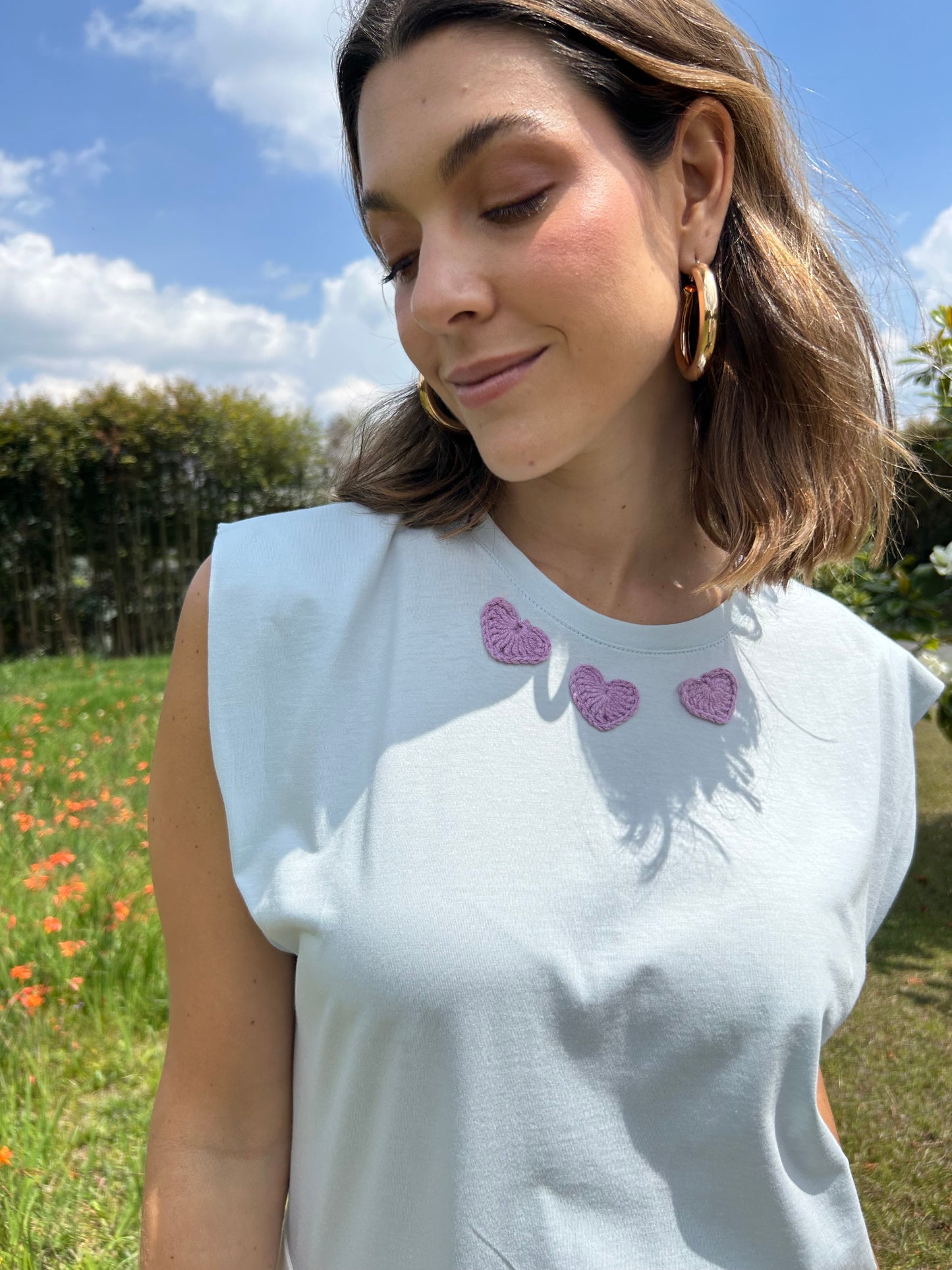 Camiseta sisa corazones bordados