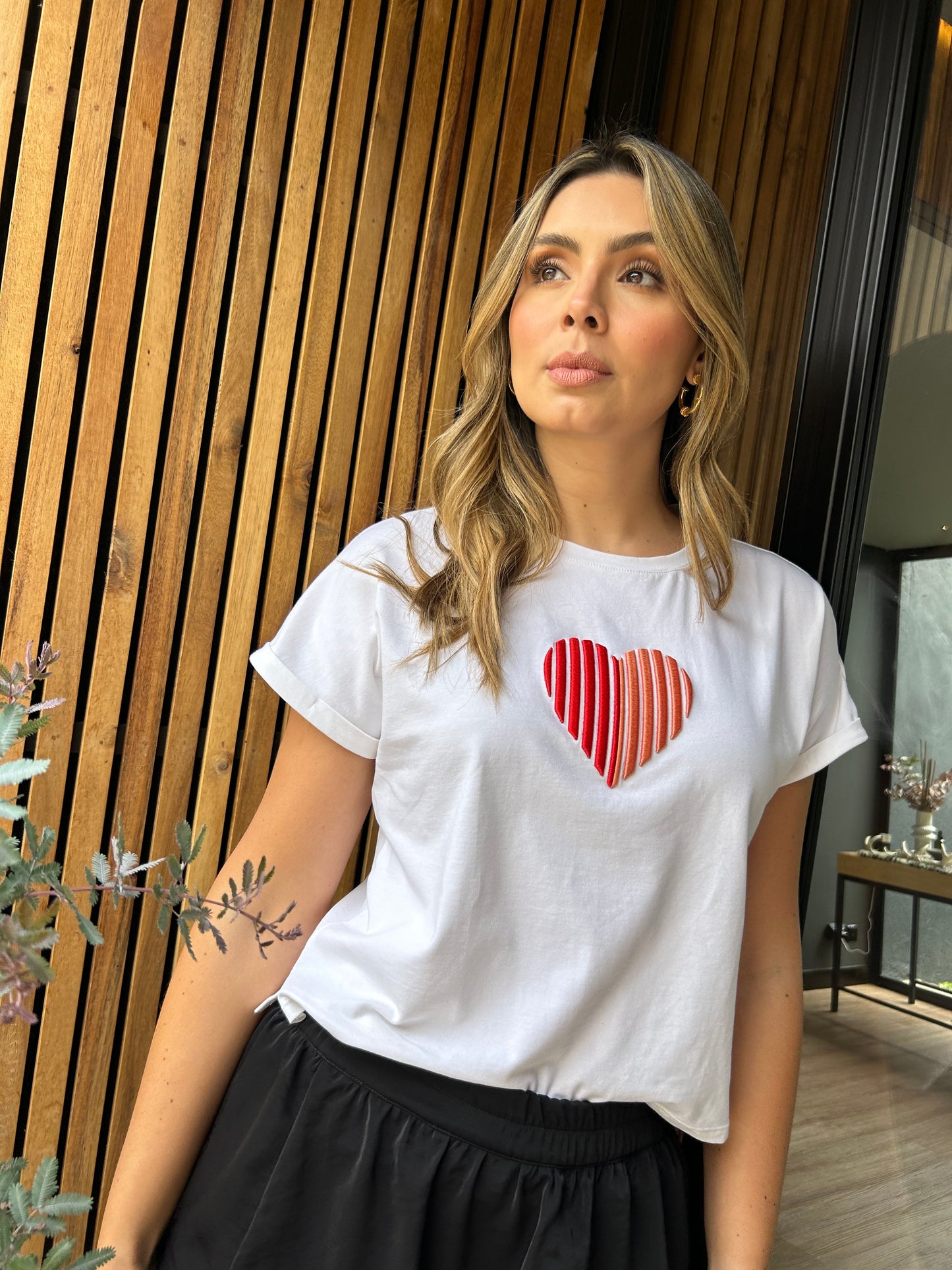 Camiseta bordada corazón relieve