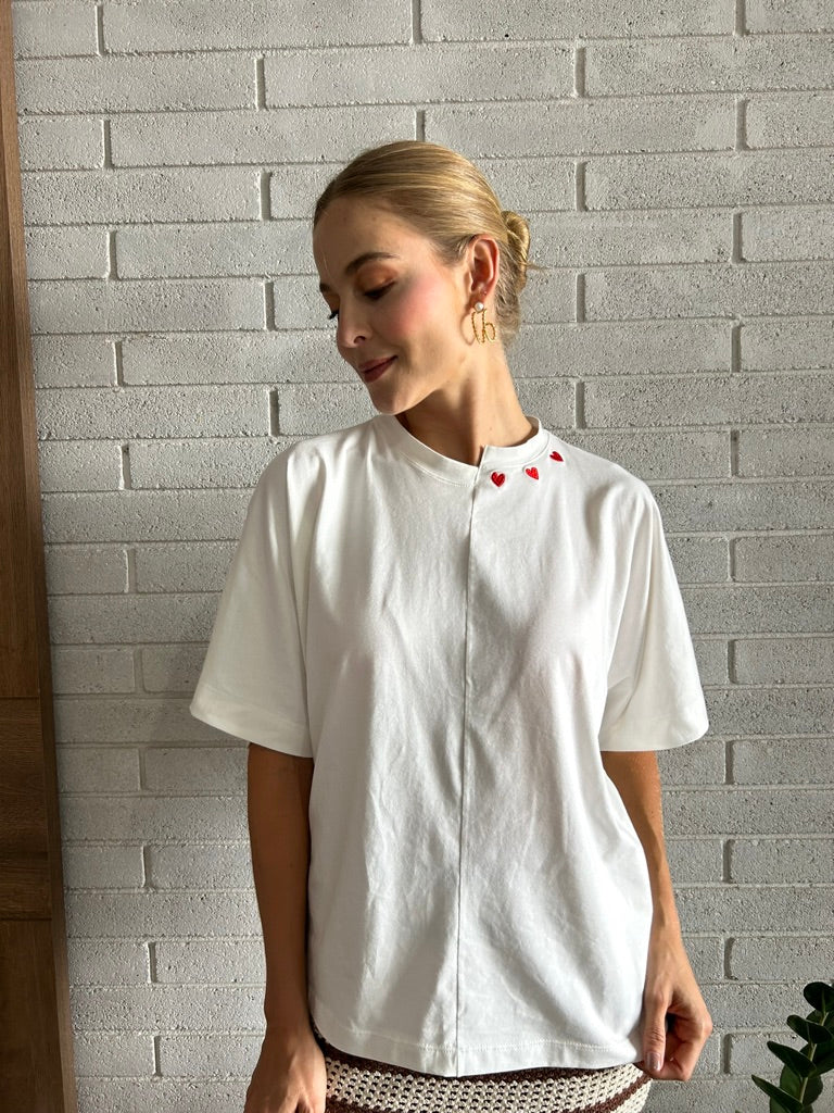 Camiseta 3 corazones cuello asimétrico