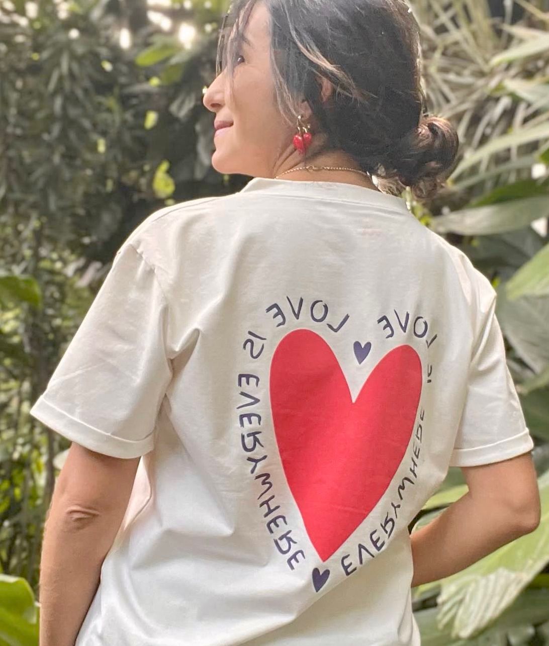 CAMISETA LOVE IS EVERYWHERE