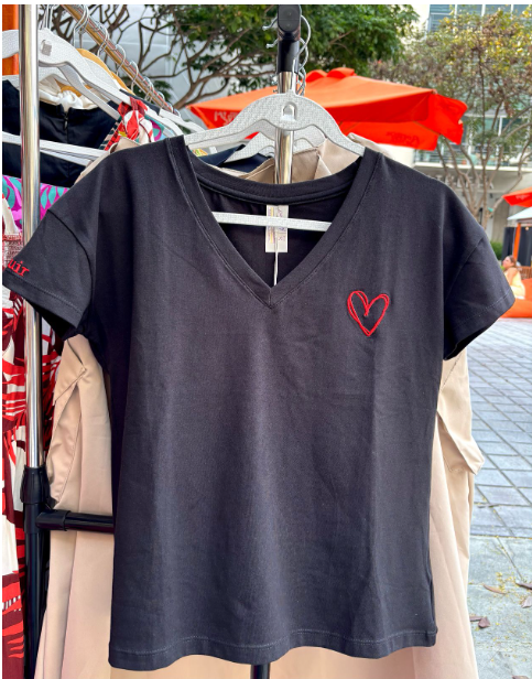 CAMISETA CUELLO V CORAZÓN NEGRA