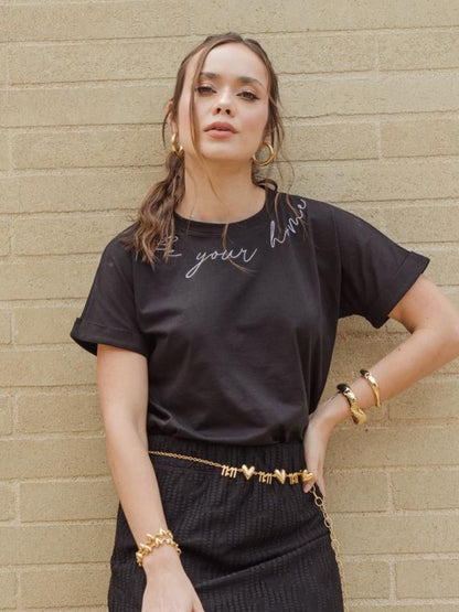 CAMISETA NEGRA BORDADA