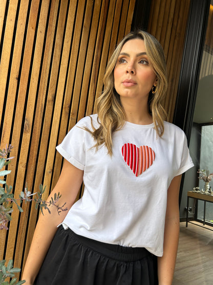 Camiseta bordada corazón relieve