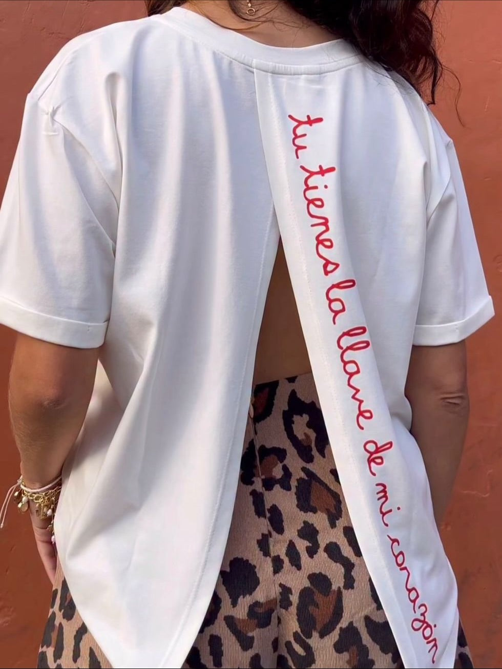 CAMISETA ABIERTA HAGAMOS LO QUE DICE EL CORAZÓN BLANCA