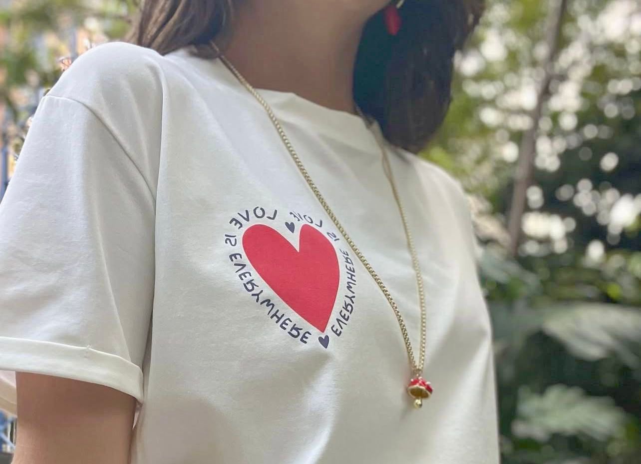 CAMISETA LOVE IS EVERYWHERE