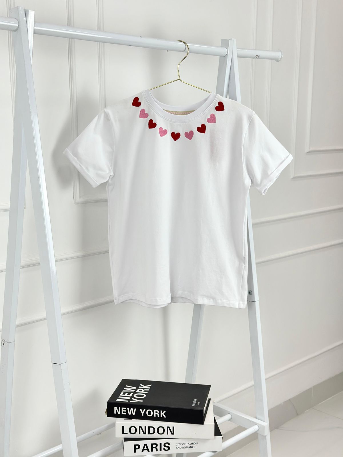 CAMISETA CORAZONES CUELLO