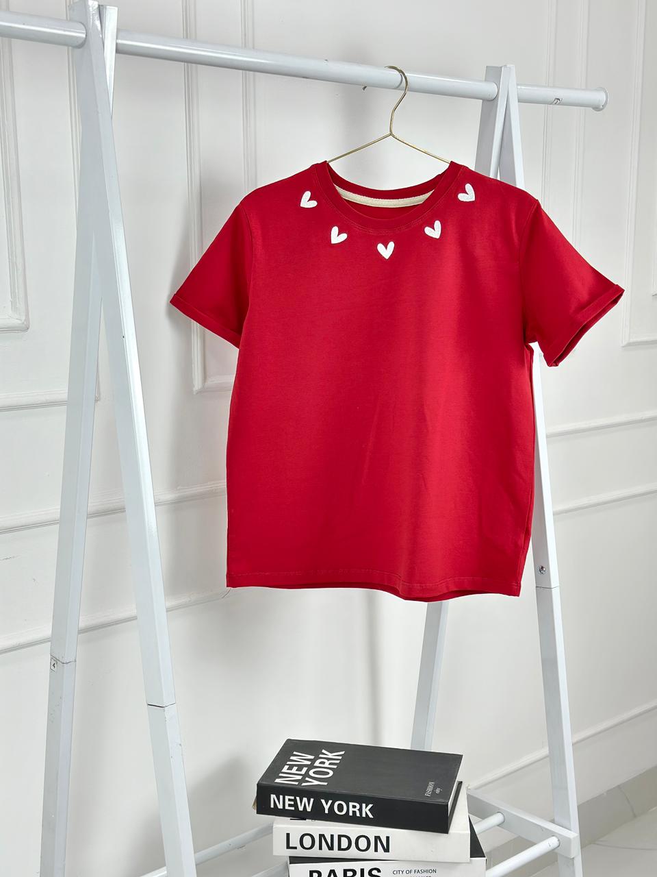 CAMISETA ROJA CORAZONES BLANCOS