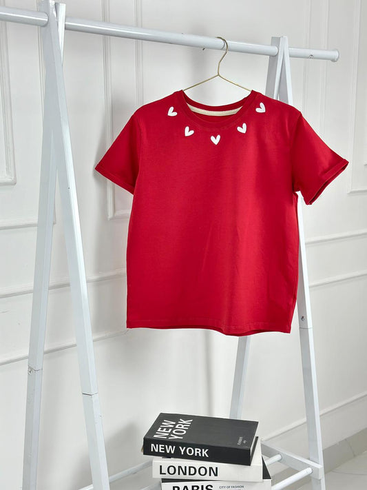 CAMISETA ROJA CORAZONES BLANCOS
