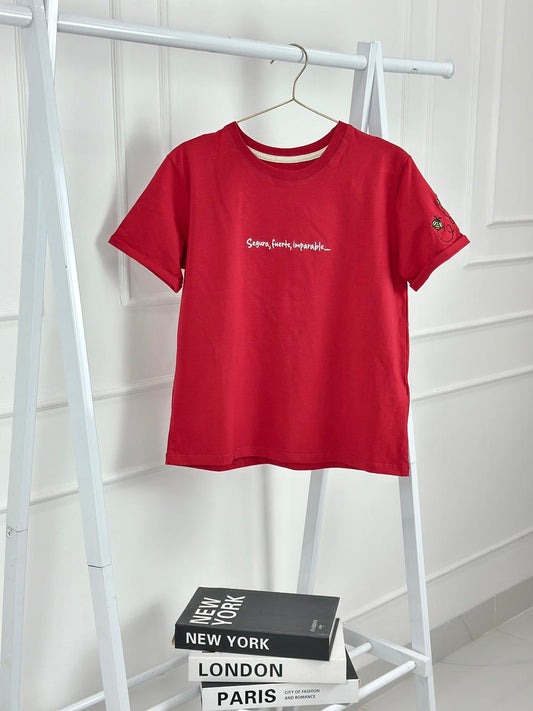 CAMISETA ROJA SEGURA, FUERTE, IMPARABLE.