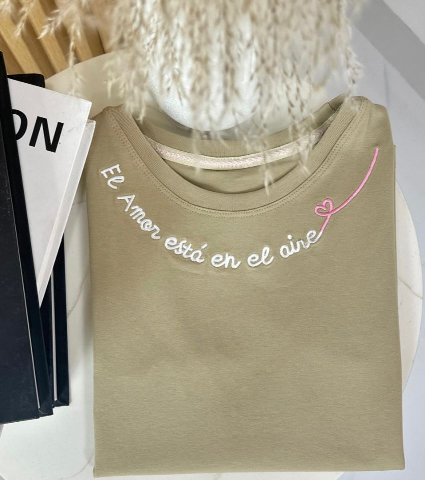 CAMISETA EL AMOR ESTA EN EL AIRE