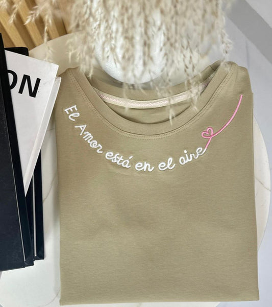 CAMISETA EL AMOR ESTA EN EL AIRE