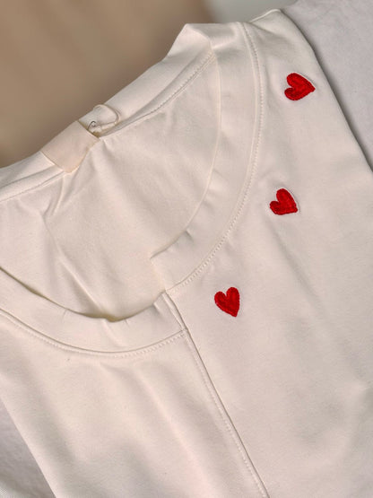 Camiseta 3 corazones cuello asimétrico